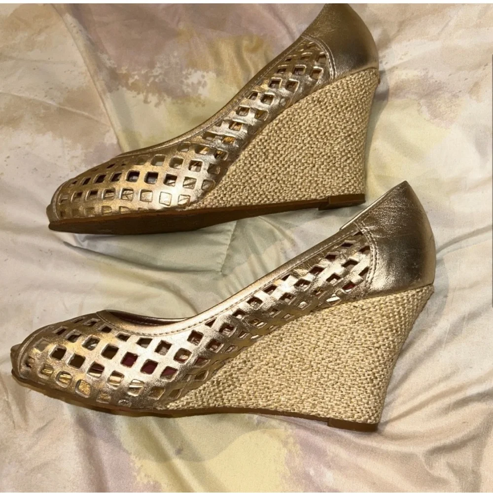 Lilly Pulitzer Gold Leather Resort Chic Basketweave Open Toe Wedge.FIRM PRICE - Picture 3 of 11
